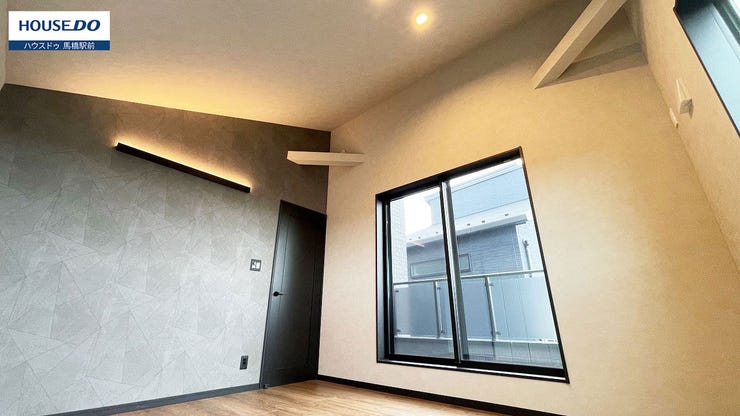 お洒落なクロスが落ち着いた雰囲気を与える洋室