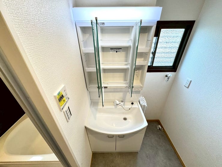 【Washroom】すっきりとしたデザインで、毎日の生活が快適に。収納も豊富な洗面所です。