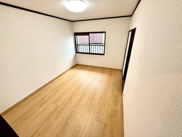 【Bedroom】ナチュラルな内装で、リラックスできる空間。寝室や書斎にも最適です。