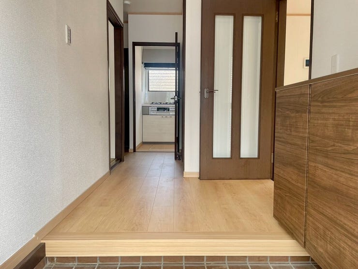 【Entrance】シューズボックス完備の玄関で、靴や小物もスッキリ収納できます。