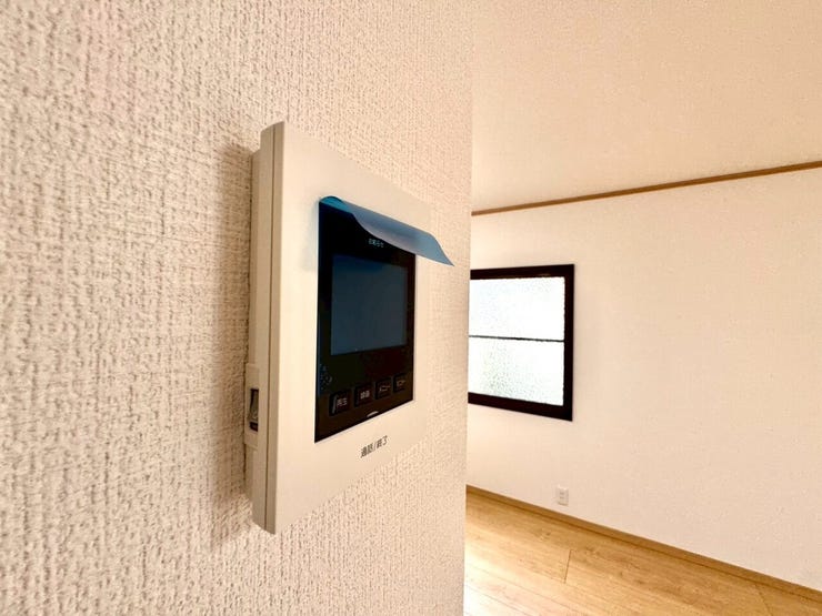【Facilities】来訪者を確認できるモニター付きインターホンで、防犯面も安心です。