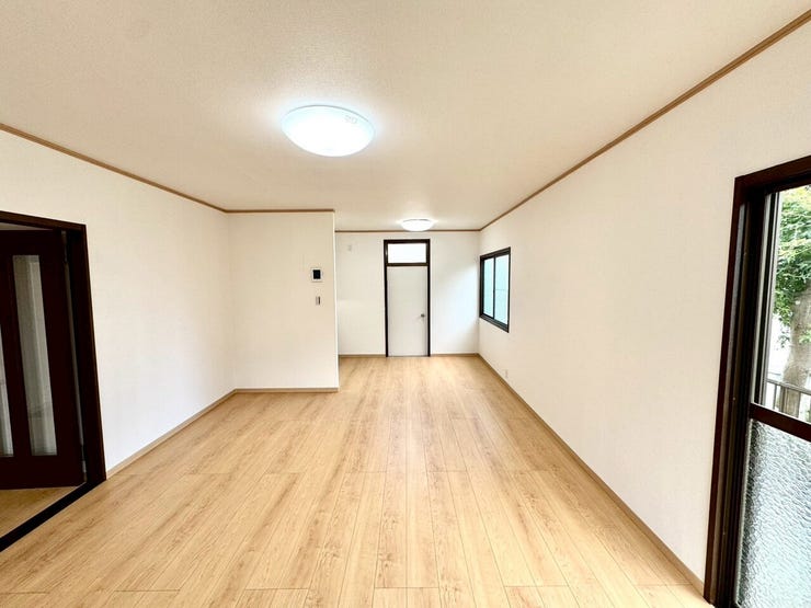 【Living】広々としたリビングは、大きな窓から自然光が差し込む温かな空間です。