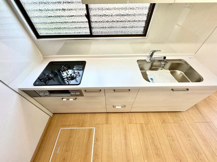 【kitchen】効率よく使える広々キッチン。収納力も高く、料理の時間がスムーズに。