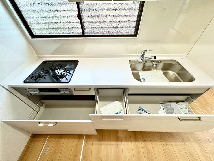 【kitchen】広めのキッチンは料理のしやすさを追求した設計。収納も豊富で作業がしやすい空間です。