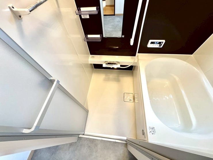 【Bathroom】広く快適な浴室で、ゆったりとお湯に浸かるひとときをお楽しみいただけます。