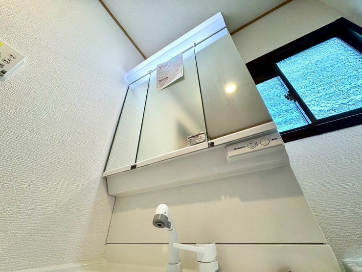 【Washroom】毎朝の準備がスムーズに。広めの洗面台と収納が使いやすい洗面所です。