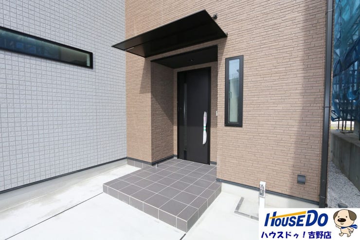 玄関には屋根があるので、雨の日でもゆとりをもって出入りできますね♪