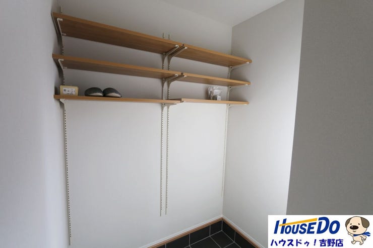 家族全員の靴だけではなく、玄関に出しっぱなしにしたくない靴やお子様の外遊びのオモチャもラクラク収納できるシューズインクローゼット。