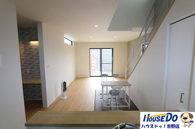 対面式キッチンなので、料理中でも子どもの様子を見ることができたり、リビングにいる家族とコミュニケーションがとれたり、テレビを見ながら料理ができますね♪