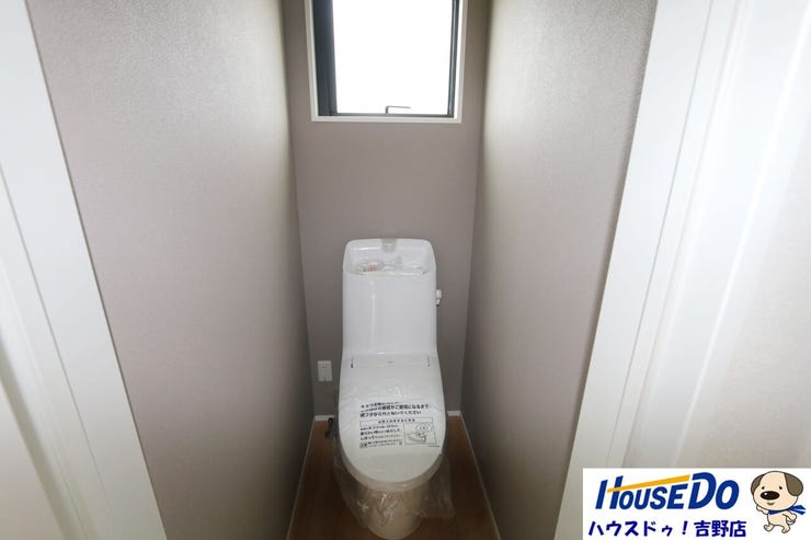 温水洗浄便座付きのトイレは快適で、いつも清潔に保たれます。