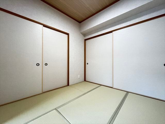 畳のある暮らしが楽しめる和室。リビングとつながる落ち着いた空間です。