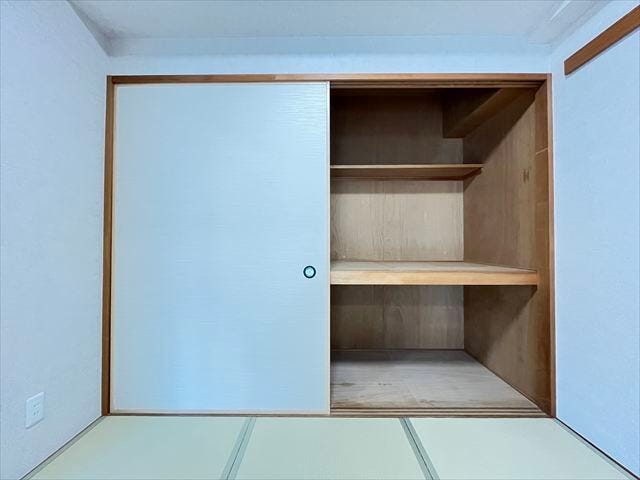 押入れ収納は奥行きがあるので、衣装ケースや突っ張り棒を使って空間を有効活用できます!