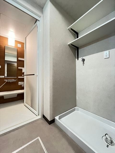 洗面・脱衣所です♪壁に備え付けられた棚が魅力です♪小物やタオルなどを機能的に仕舞っていただけます♪