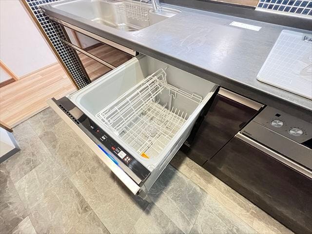 キッチンには人気の食洗機を搭載!日々の家事の手間を低減してくれます。
