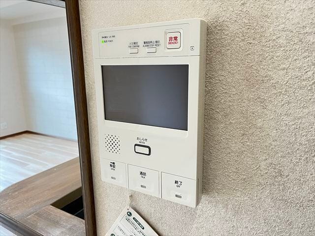 インターホンにモニターが付いているので、玄関まで行かずに来客の対応が出来ます!