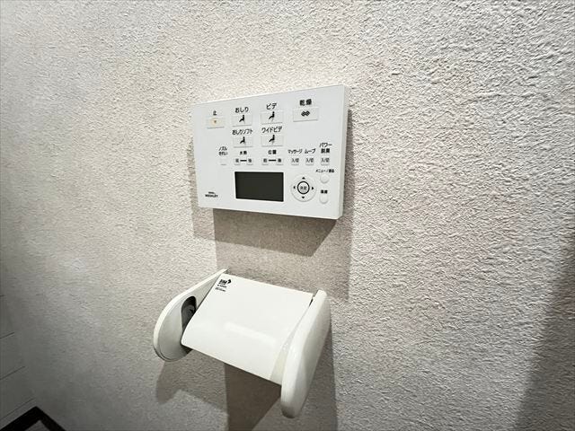 ウォシュレット機能付ですので寒い時期も便座を温かくでき安心して座ることができますね。