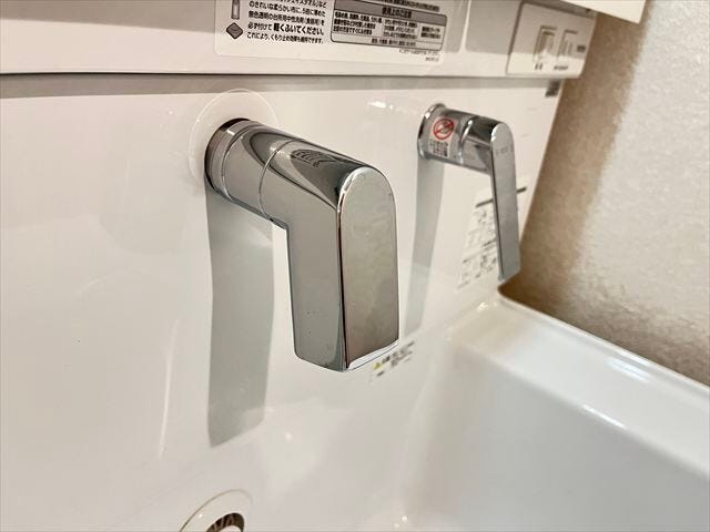 シャワー付洗面化粧台♪洗髪や手洗い洗濯に加え、洗面台のお掃除もしやすくとても便利です♪