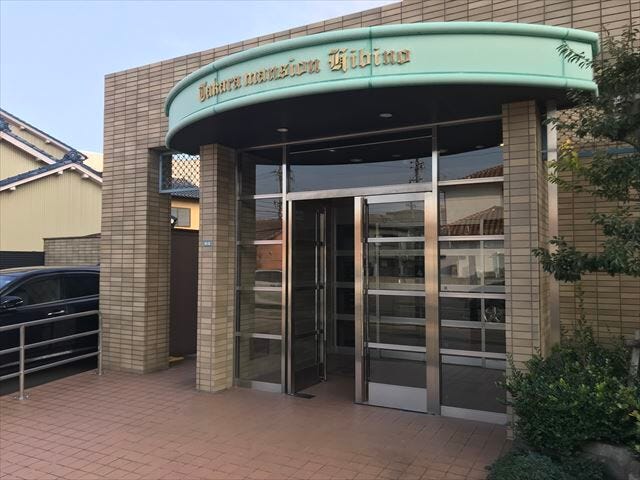 正面玄関であるエントランスは、訪問者が最初に訪れる部分でもあり、第一印象を決める顔ともいえる場所です。