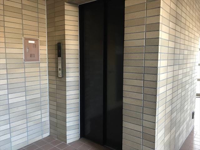 8階建てマンションのためエレベーターが設置されています。買い物後の荷物を運ぶ際にはとても助かります。