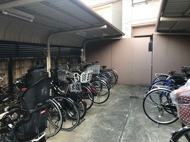 駐輪場には屋根もついているので多少の雨にさらされる心配がありません。