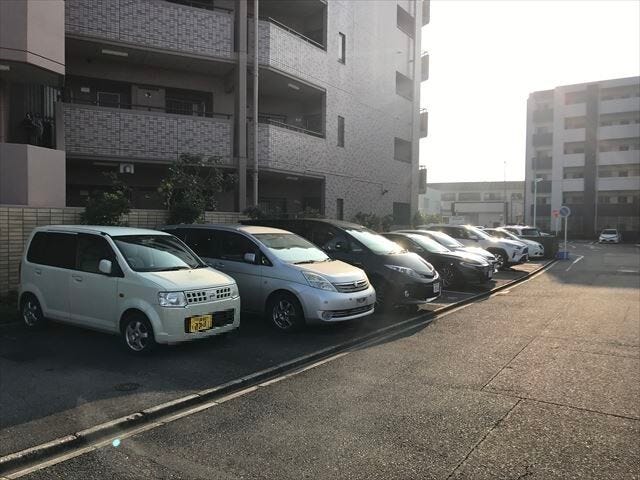 平面駐車場:機械式立体駐車場と違い操作盤などを操作する必要がないので出し入れがしやすいですね。