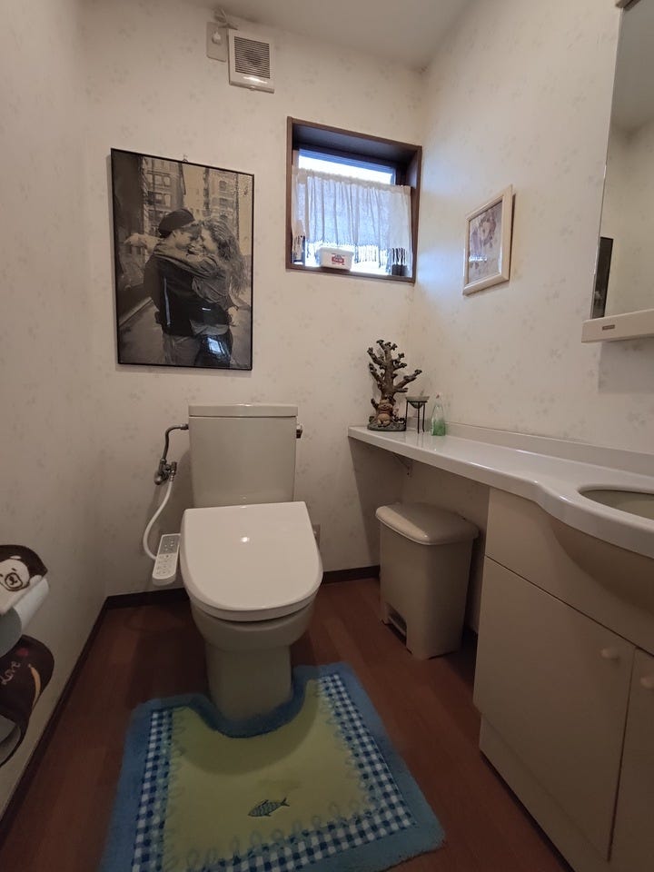 2階トイレは幅があり広々しています