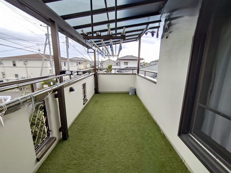 バルコニーはお子様が遊べるくらい広いです