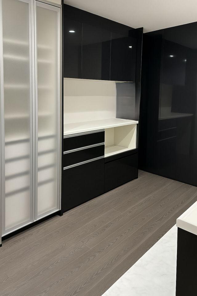 壁面のキッチンパネル張り上げでお掃除も楽ちんです。