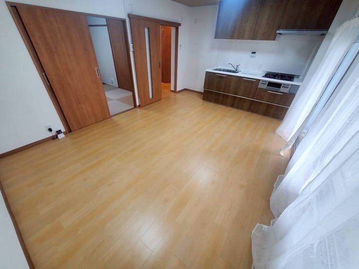 【Living】
自然光が沢山入る心地よい空間。家族が集まる時間をゆったりとお過ごしいただけます。