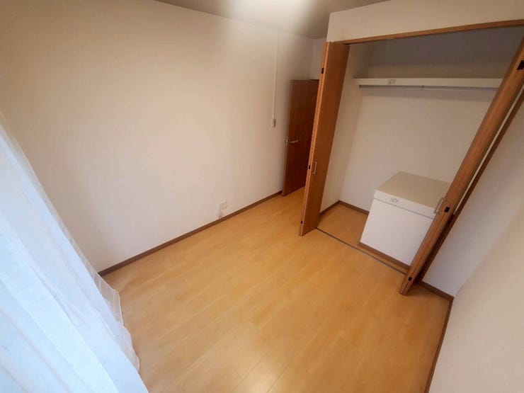 【Bedroom】
ナチュラルな内装で、リラックスできる空間。寝室や書斎にも最適です。