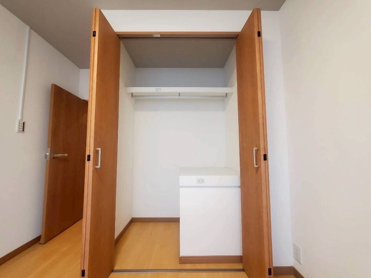 【Storage】
クローゼット付きで生活感を隠せる洋室。スッキリとした空間が保てます。