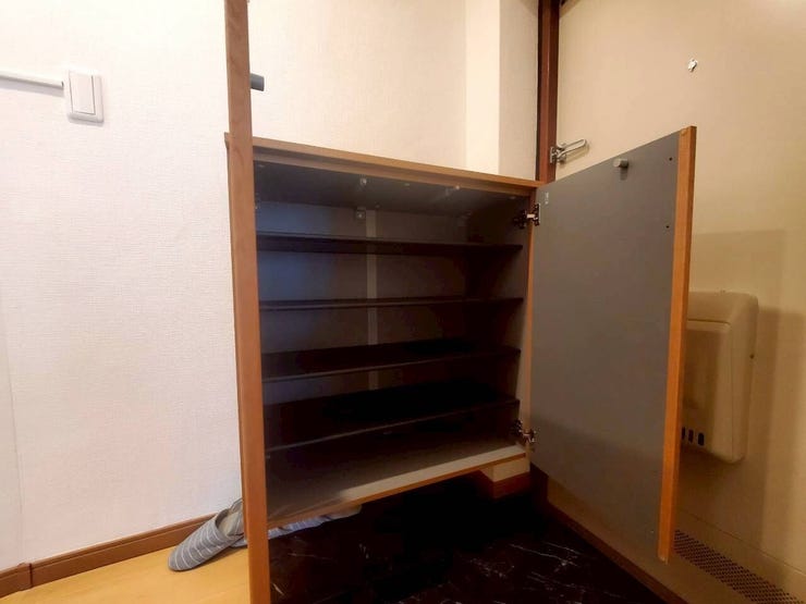 【Entrance】
シューズインクローゼットで、玄関周りをスッキリと保てます。