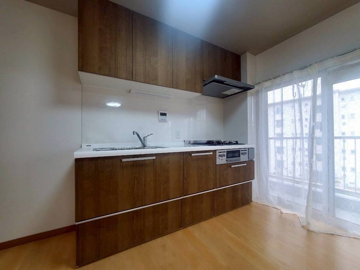 【kitchen】
効率よく使える広々キッチン。収納力も高く、料理の時間がスムーズに。