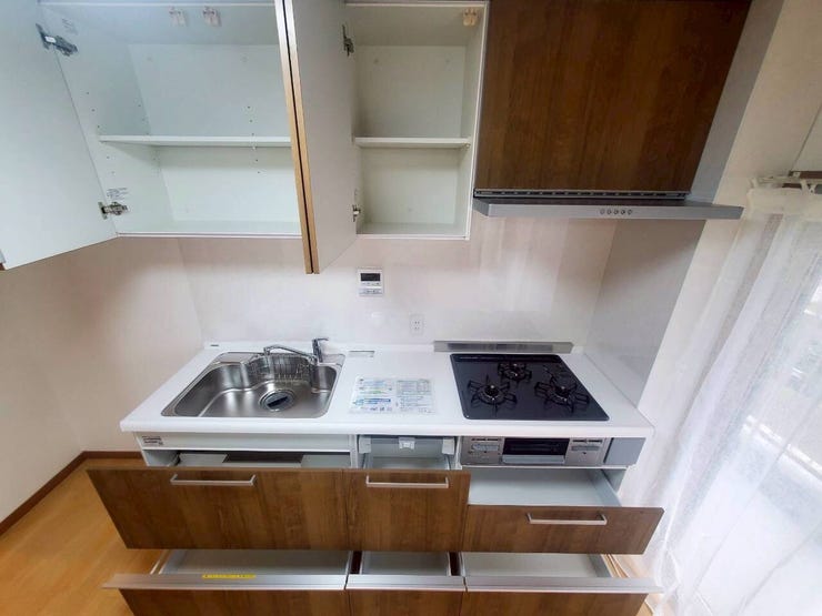 【kitchen】
広めのキッチンは料理のしやすさを追求した設計。収納も豊富で作業がしやすい空間です。