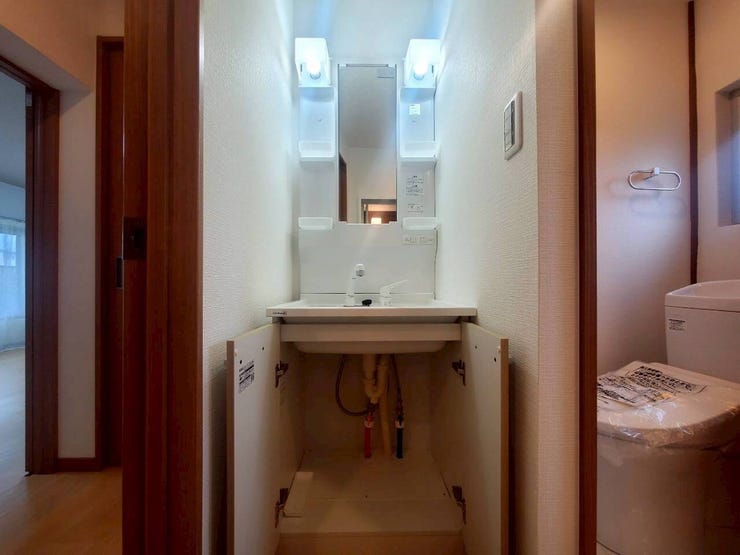 【Washroom】
すっきりとしたデザインで、毎日の生活が快適に。収納も豊富な洗面所です。