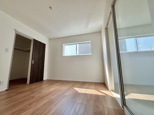 光が差し込むサンルームに面した洋室♪クローゼットもあり、収納にも困りません♪