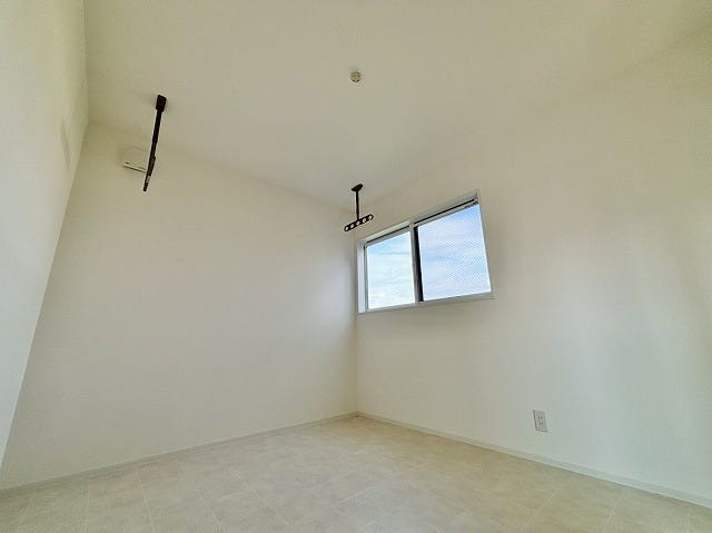 雨の日も洗濯物を干せる室内物干し付き♪窓もついているため、風通しがよく、部屋干し特有のニオイも気になりにくいです♪