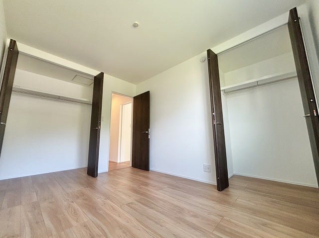 クローゼット付きの洋室は、寝室や子ども部屋など多用途に利用可能です♪大きな窓から光を取り入れられます♪