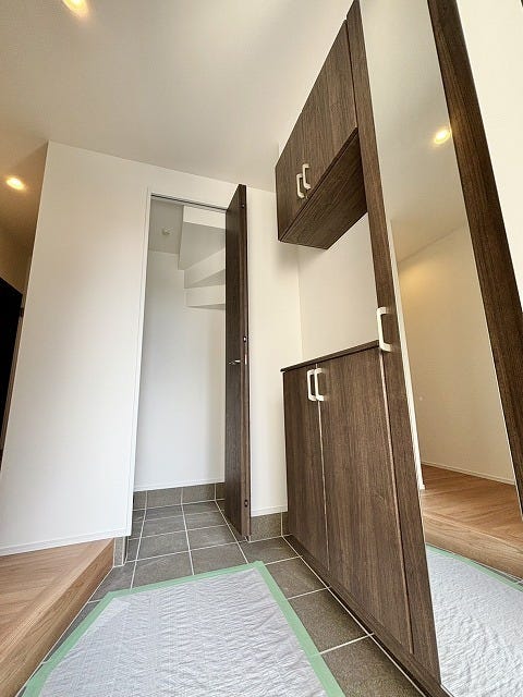 大容量のシューズボックスを備えた玄関♪全身鏡付きなので、お出かけ前の身だしなみチェックもできます♪