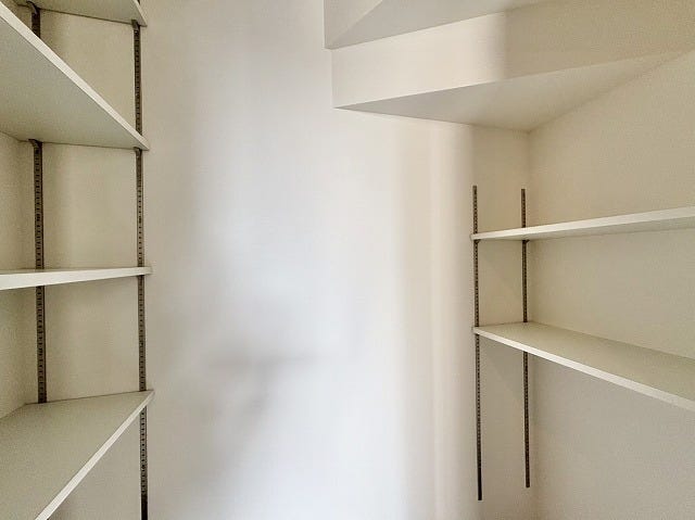 奥行きのある広々とした収納スペース♪可動棚なので、収納するものに合わせて高さを変えることができ便利です♪