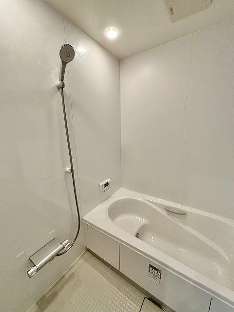 白を基調とした清潔感のある浴室は、いつでも気持ちよく使えます♪機能的なシャワーヘッドと広々とした空間で、快適なバスタイムを♪