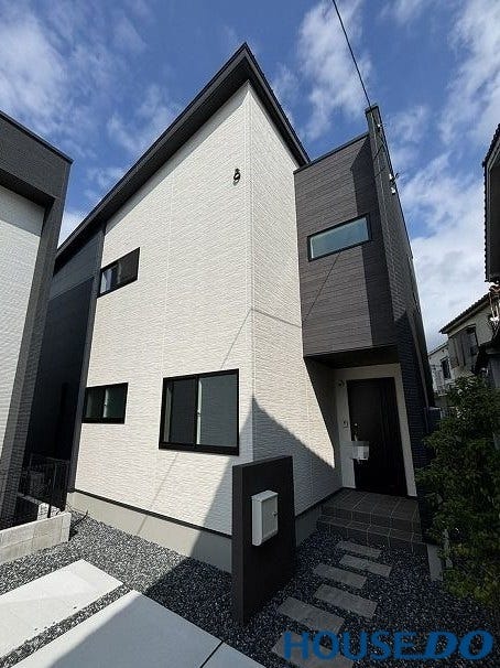 【外観】
白いサイディングとグレーのコントラストが美しいモダンな外観♪道行く人の目を引く洗練されたデザインです♪