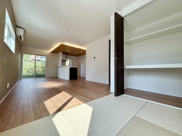 あたたかみのある木目調の天井と間接照明が、心地よい空間を演出するLDK♪大きな窓からたっぷりの光が差し込み、開放感にあふれています♪