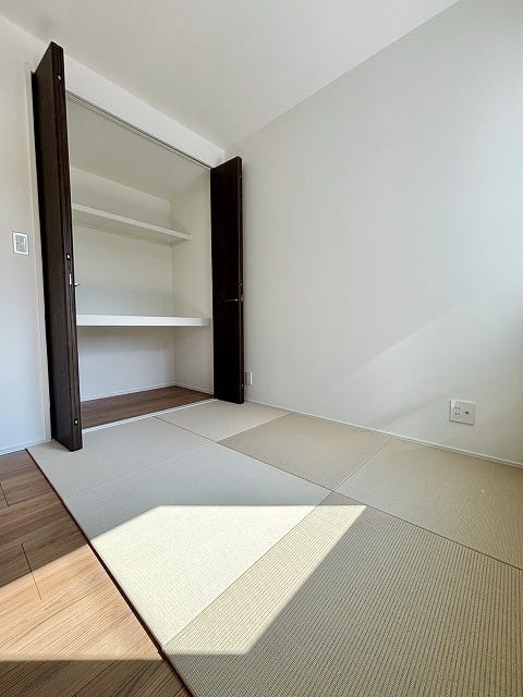 温かい日差しが差し込む和室スペース♪畳の上でくつろいだり、布団を敷いて寝室にしたり、使い方はさまざまです♪