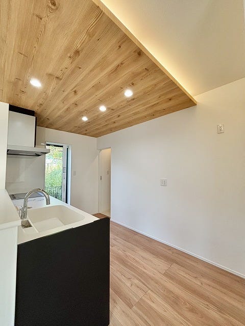 キッチンは広くお子さまと一緒に料理もできます♪奥には勝手口付きでゴミの一時置場に便利です♪