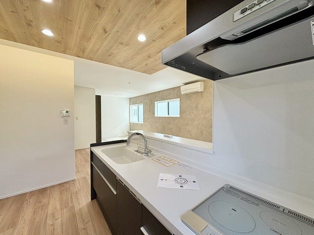 対面式のキッチンは、リビング全体を見渡せるので家族との会話も弾みます♪機能的なコンロと広いシンクで料理もはかどります♪