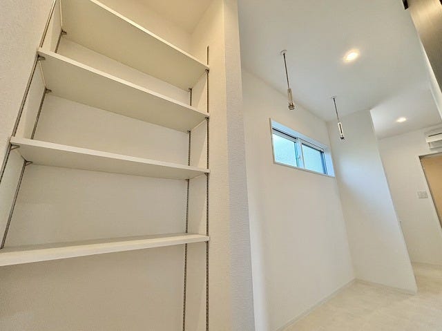 洗面所と隣接した可動棚付きのパントリー♪その横にはランドリールームもあり室内物干し付きで家事の効率も上がります♪