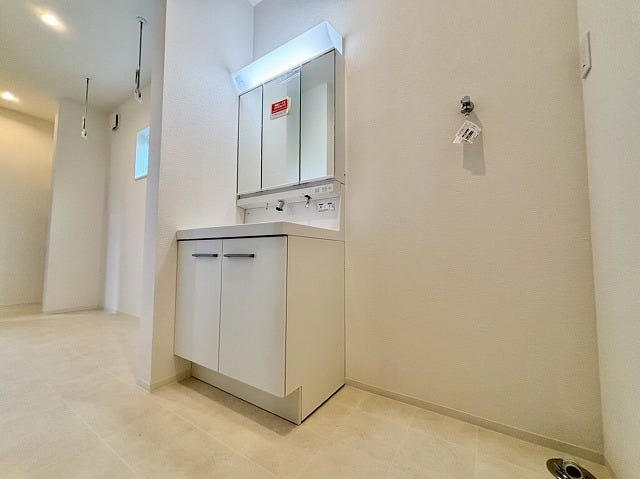 広々とした洗面台は、身支度がしやすく朝の忙しい時間もスムーズです♪鏡裏の収納で、洗面用品もすっきり片付きます♪