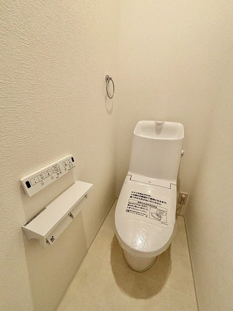 清潔感のあるトイレは、温水洗浄便座と便利なリモコン付き♪ほっと一息つける空間です♪
