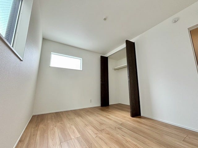 各部屋にクローゼットを完備♪衣類や荷物の整理に役立ち、すっきりとした空間を保てます♪